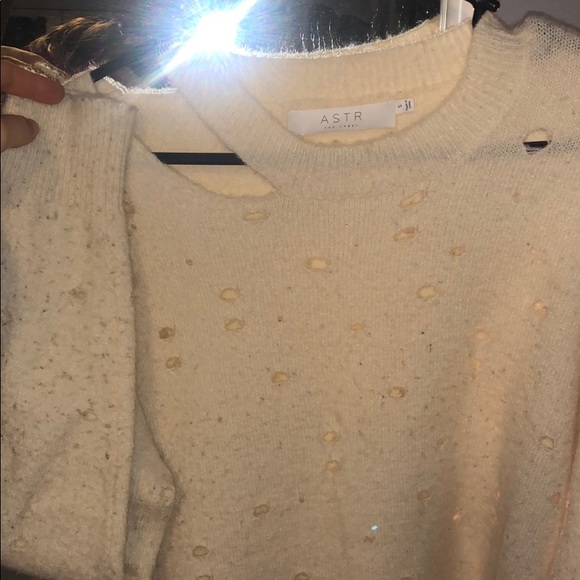 Cream hole-y sweater - Picture 2 of 4